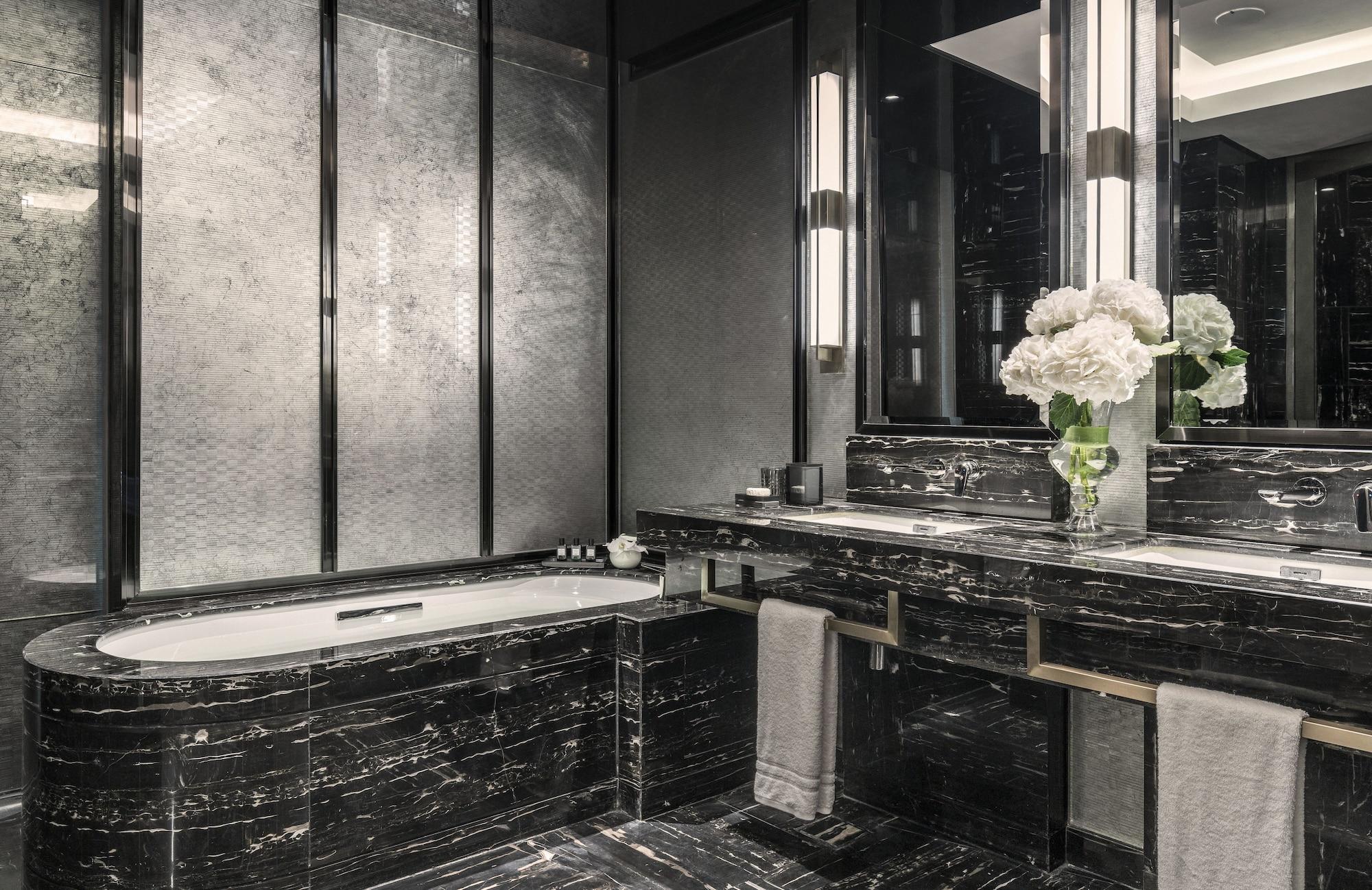 Four Seasons Hotel 5*